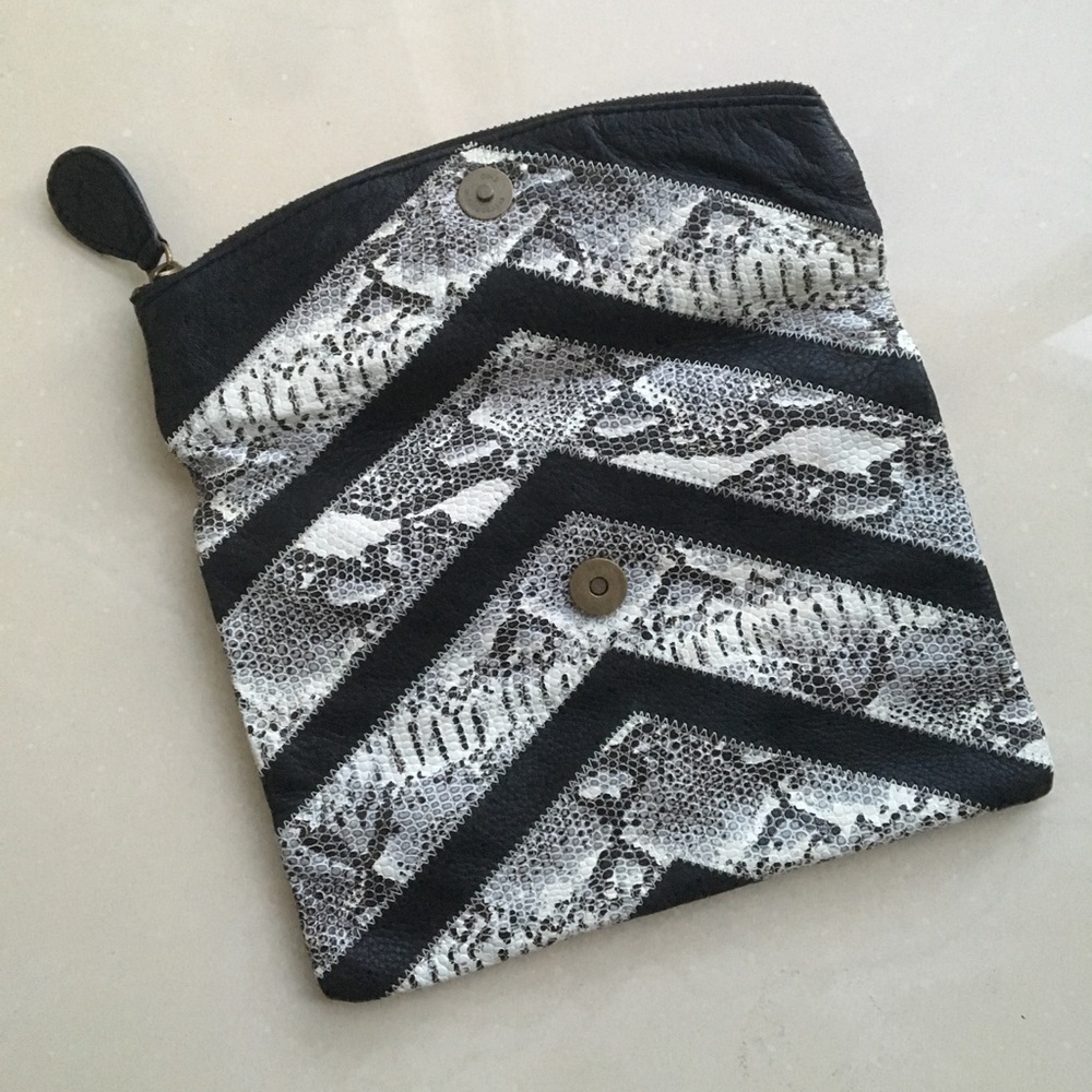 SOLD 🚫 Leather Snake Skin fold-over clutch - Picture 2 of 6